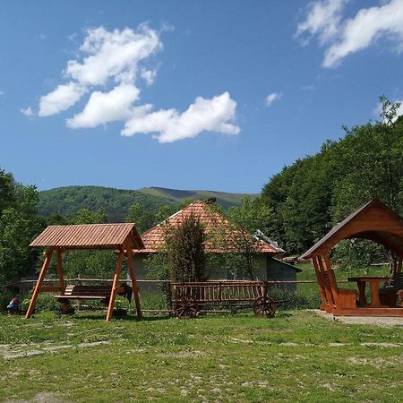 Верховинський Котедж Bukovets Ngoại thất bức ảnh